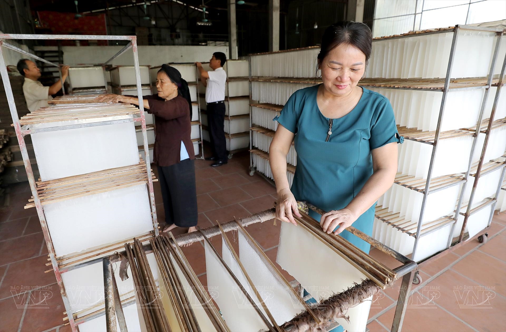 Chế biến ra món đặc sản bánh đa nem là một truyền thống tại Hà Nam